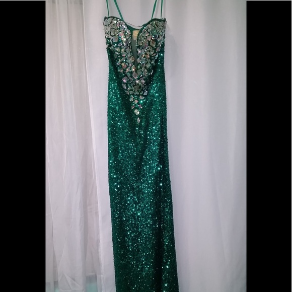 Beautiful gown! ๐ - Picture 2 of 4